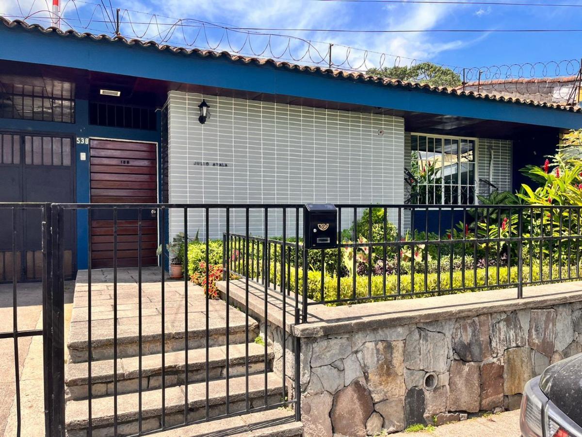 Casa Gabriela Mistral , El Salvador Villa *